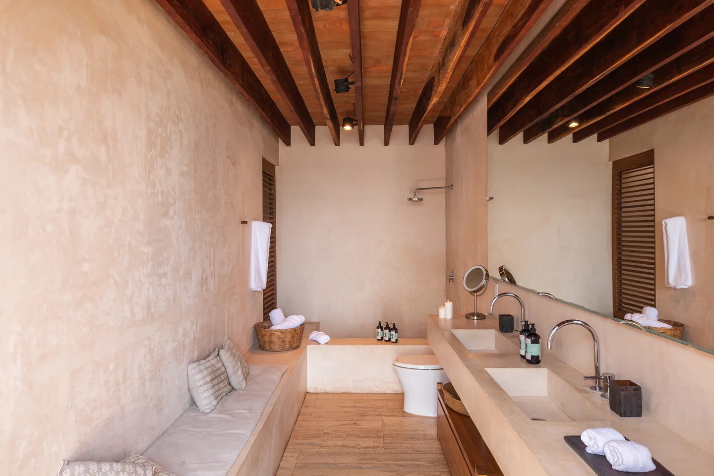 Baño en tonos tierra de Master Suite Chicatana con tina de inmersión bajo un techo con vigas — La Valise Mazunte