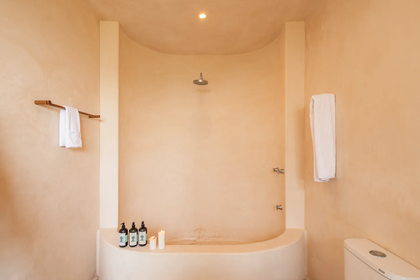 Ducha curva de estuco chukum en la Suite Chukum — La Valise Mazunte