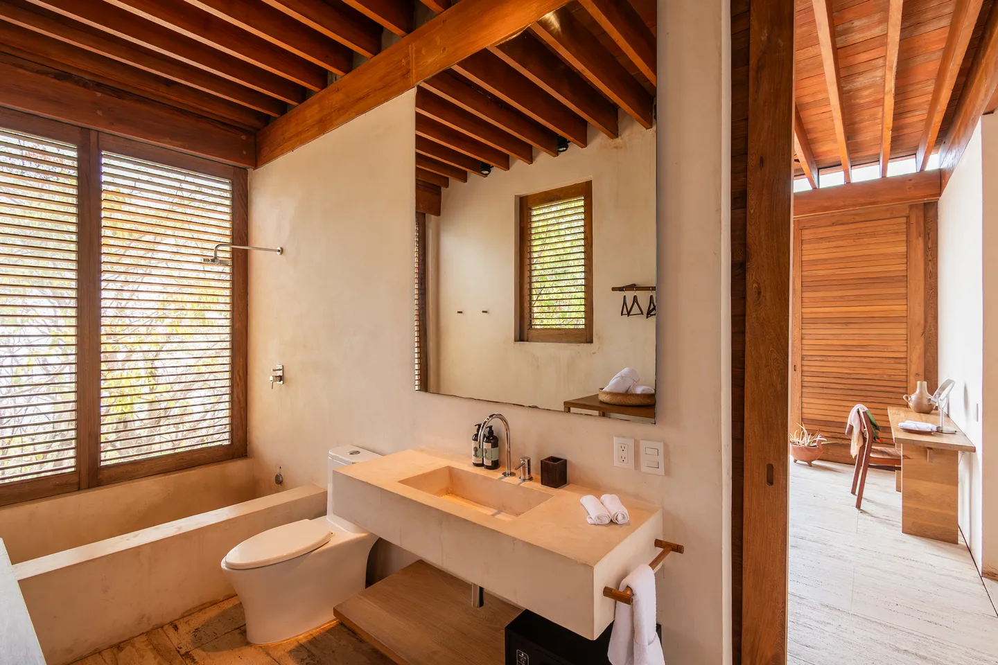 Tocador y área de ducha en el baño de Suite Copal — La Valise Mazunte