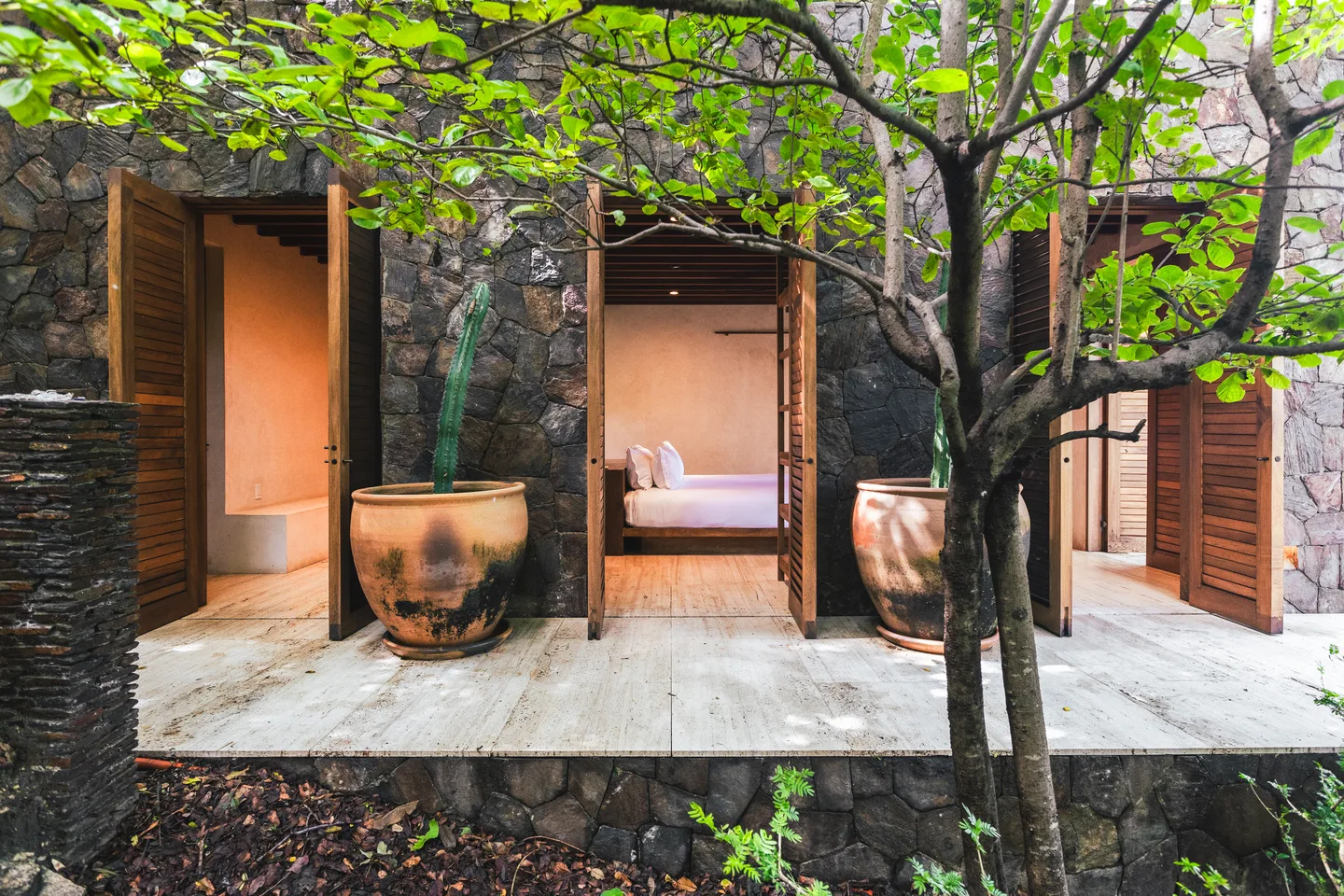 Exterior de Suite Selva con su terraza entre los árboles del jardín — La Valise Mazunte