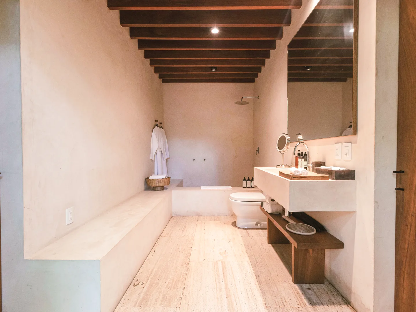 Baño de Suite Selva con largo tocador de piedra — La Valise Mazunte