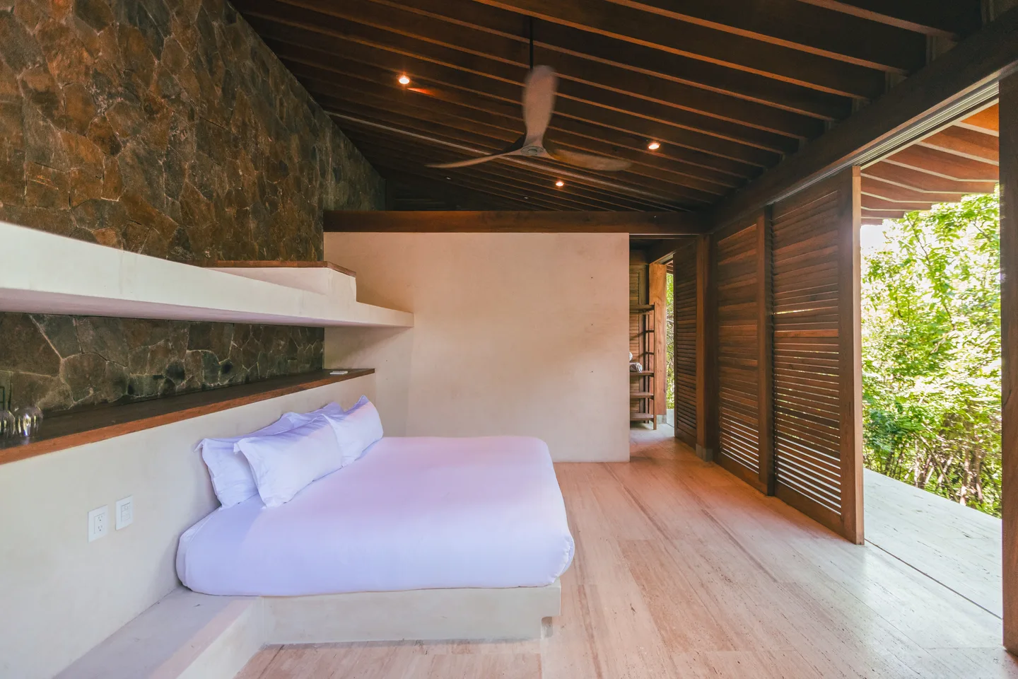 Recámara de Suite Ceiba vista de lado con la terraza al fondo — La Valise Mazunte