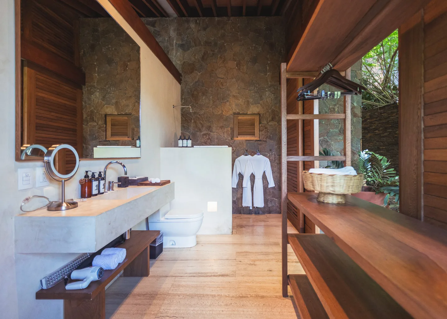 Lavabos dobles y cubierta de madera en el baño de Suite Ceiba — La Valise Mazunte
