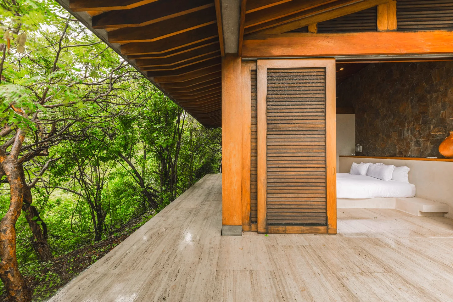 Deck de madera y fachada de celosías de la Suite Olas — La Valise Mazunte