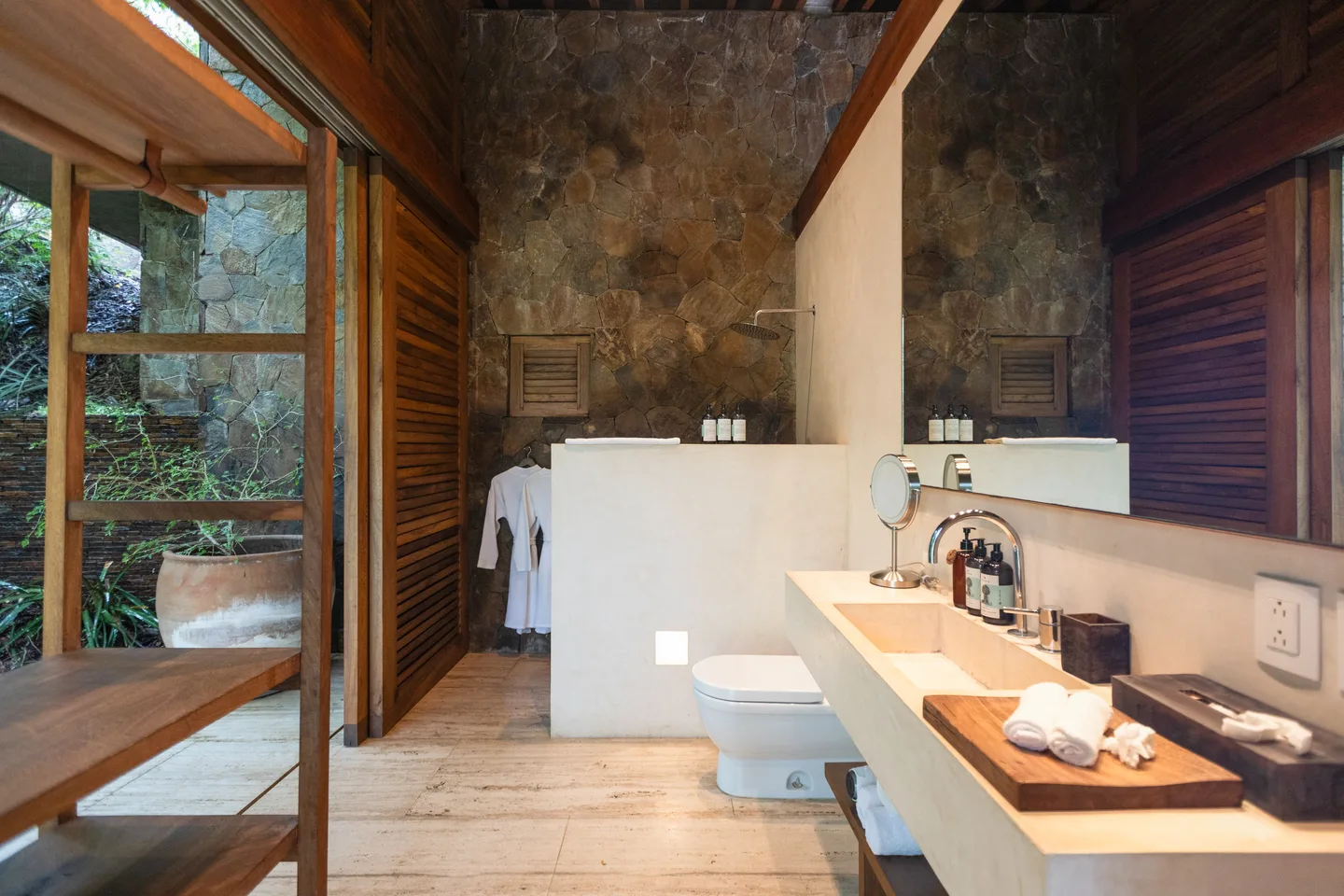 Baño y vestidor de la Suite Olas — La Valise Mazunte